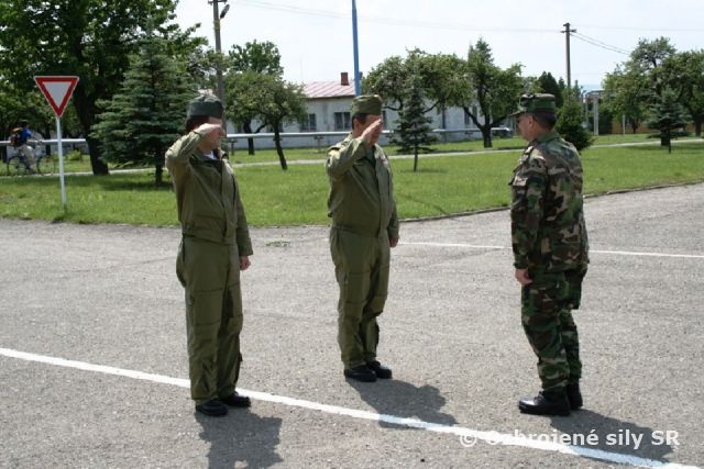 VELITEĽ VZDU NÝCH SÍL OCENIL PRE OVČANOV