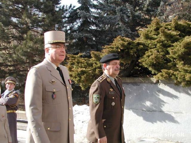 ARMÁDNY GENERÁL THORETTE NA NÁV TEVE POZEMNÝCH SÍL