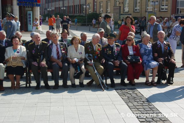 Pripomenutie si  65. výročia Slovenského národného povstania a Dňa ústavy SR vo Veliteľstve vzdušných síl OS SR