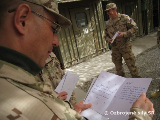 ISAF - Vojaci pri slovenskej kapustnici s pozdravmi od slovenských detí