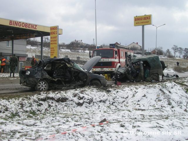 Pri dopravnej nehode v Kosove sa zranili štyria slovenskí vojaci