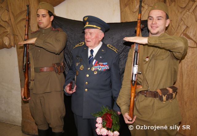 Výstava k 65. výročiu oslobodenia Trenčína a ocenenie vojenských veteránov