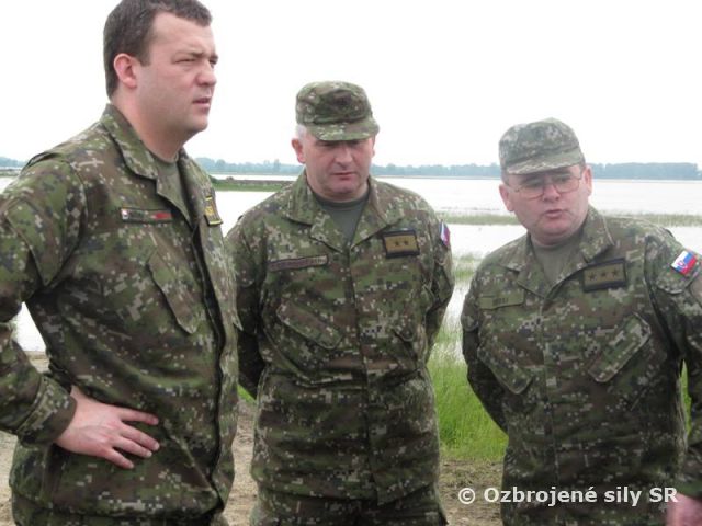 Minister obrany preveril plnenie úloh na záplavou postihnutých oblastiach