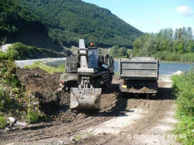 Čistenie brodu v Kraľovanoch.