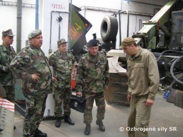 Návšteva veliteľa pozemných síl v Seredi.