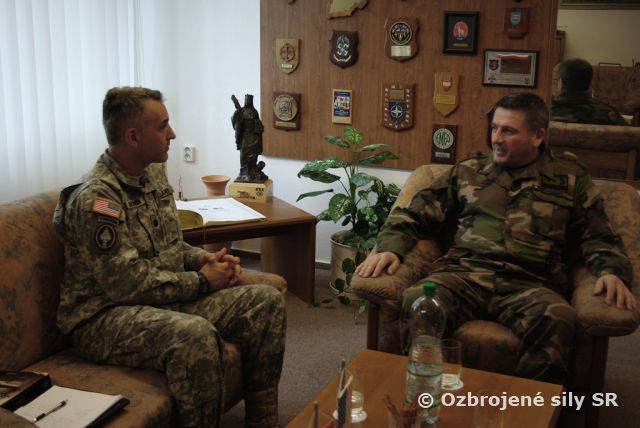 Americký pridelenec obrany navštívil pozemné  sily 