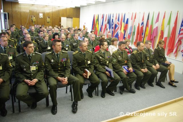 Profesionálni vojaci pozemných síl si uctili Deň boja za slobodu a demokraciu