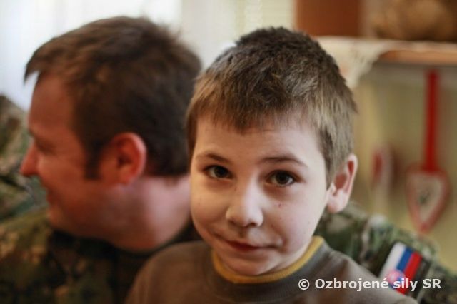Vojaci v Detskom domove Koromľa.