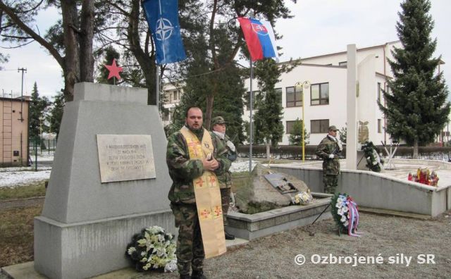 Práporná spomienka na padlých vojakov pri obci Hejce