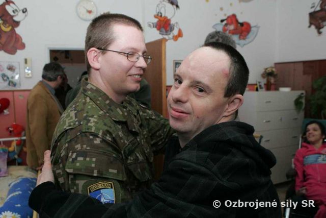 Vojaci darovali zdravotnícky vozík domovu sociálnych služieb