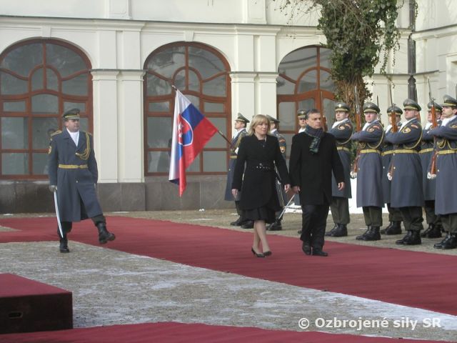 VePBA pri úplných vojenských poctách na Úrade vlády SR