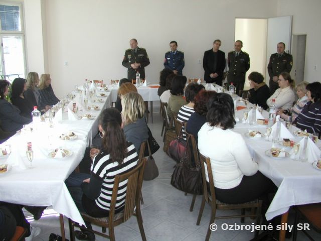 Muži Veliteľstva posádky Bratislava blahoželali kolegyniam k sviatku
