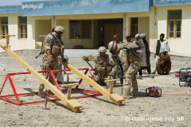 O radosť v očiach afganských detí sa pričinili slovenskí ženisti