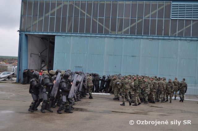 Súčinnostné cvičenie policajtov a vojakov