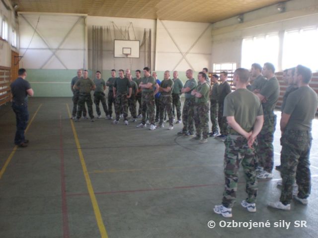 Spolupráca profesionálnych vojakov a policajtov pri výcviku 