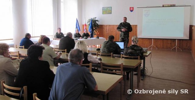 Stretnutie veliteľa práporu s rodinnými príslušníkmi profesionálnych vojakov pôsobiacich mimo územia SR