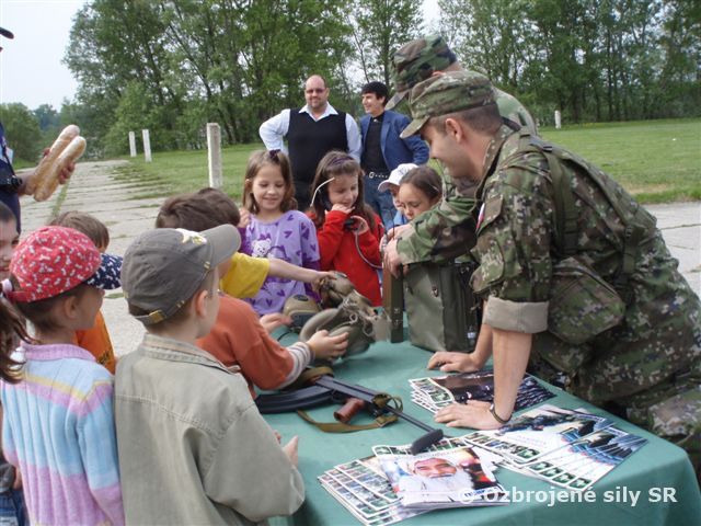 Nitrianski vojaci zaujali mladých záchranárov