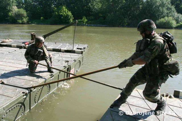 Ženisti premostili pontónovým mostom Váh
