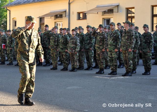 Slávnostný nástup práporu