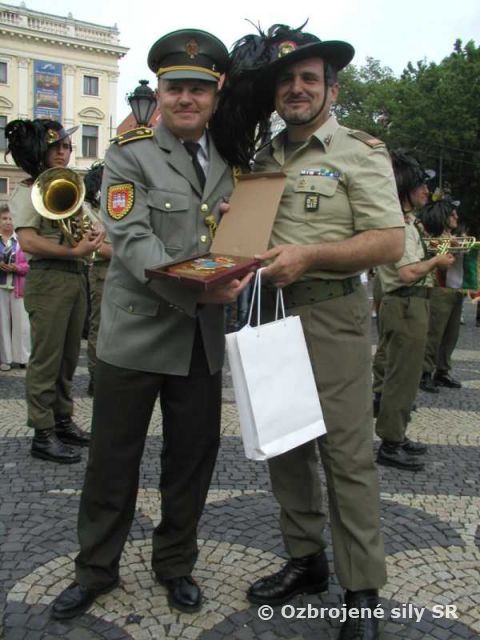 Vojenská hudba OS SR a taliansky band na verejnom vystúpení v Bratislave