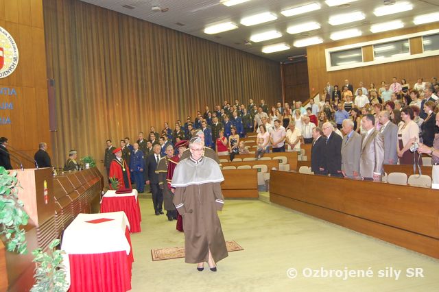 Mladí poručíci si prevzali inžinierske diplomy