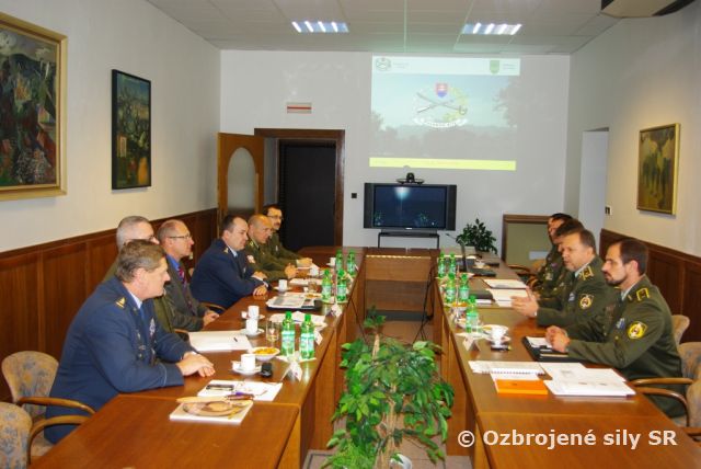 Českí profesionálni vojaci navštívili veliteľstvo pozemných síl 