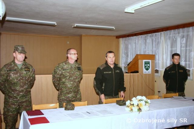 Veliteľ základne sa lúčil...