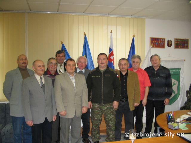Stretnutie veliteľa Oppr s členmi klubu vojenských dôchodcov.