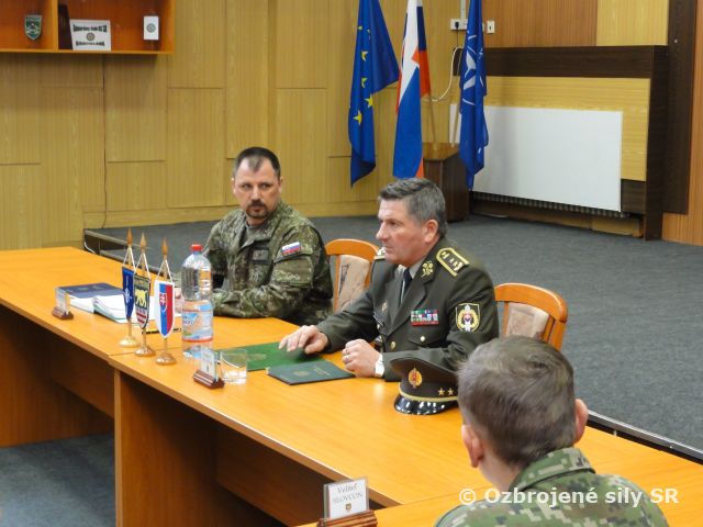 Veliteľ pozemných síl sa zaujíma o pripravujúcu sa strážnu jednotku