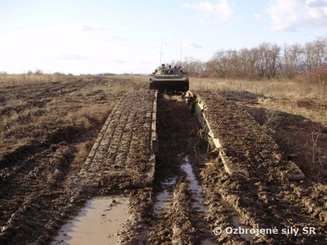 Bojové vozidlá sa brodia terénom
