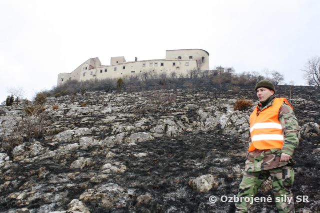 Ozbrojené sily SR pomáhajú pri požiari hradu Krásna Hôrka