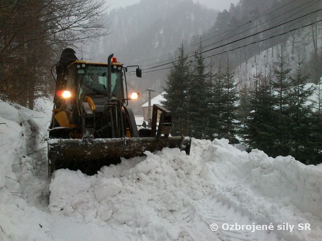 Príslušníci zmiešaného krídla Sliač sa popasovali so snehovou kalamitou