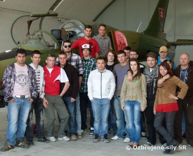 Študenti z Krupiny navštívili zmiešané krídlo Sliač