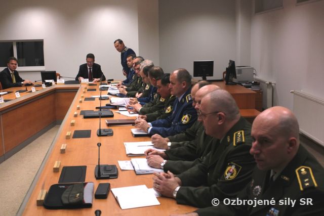 Ranný bezpečnostný brífing za účasti ministra obrany
