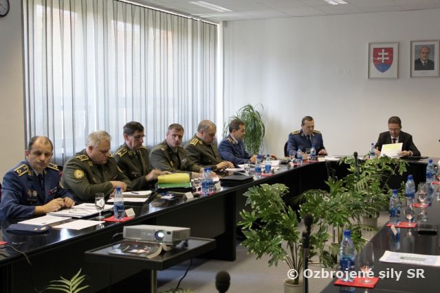 Minister Glváč zvolal poradu velenia armády