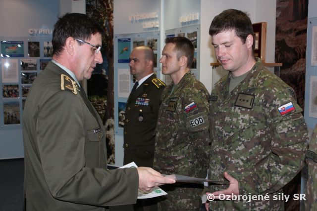 Generálmajor Vojtek odmenil hrdinov bojiska z Afganistanu 