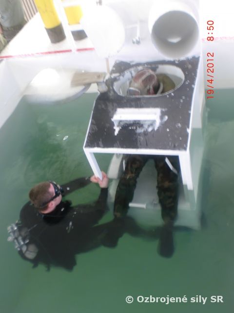 Nácvik prekonávania vodných prekážok tankovou rotou 21. zmiešaného mechanizovaného práporu Trebišov