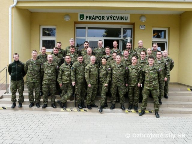 Príslušníci vyššieho veliteľsko štábneho kurzu na návšteve v Prápore výcviku