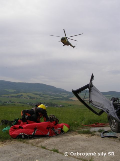 Havarovaný vrak vrtuľníka sa podarilo nájsť