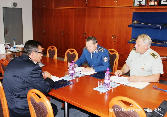 Vodiči a obsluhy špeciálnej požiarnej techniky budú cvičiť s vojakmi