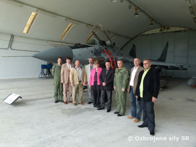 Predstavitelia miestnych samospráv navštívili leteckú základňu Sliač