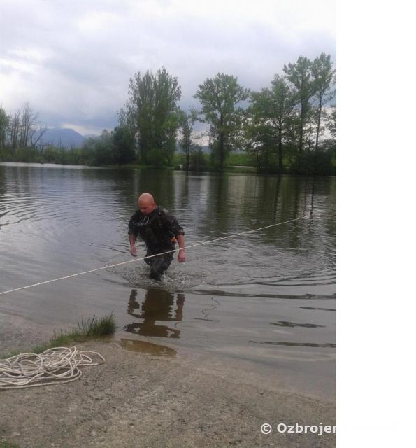 Výcvik prieskumnej čaty 11. mechanizovaného práporu v plávaní