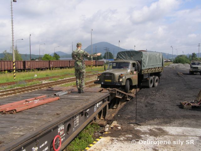 Cvičili sme prepravu po železnici.