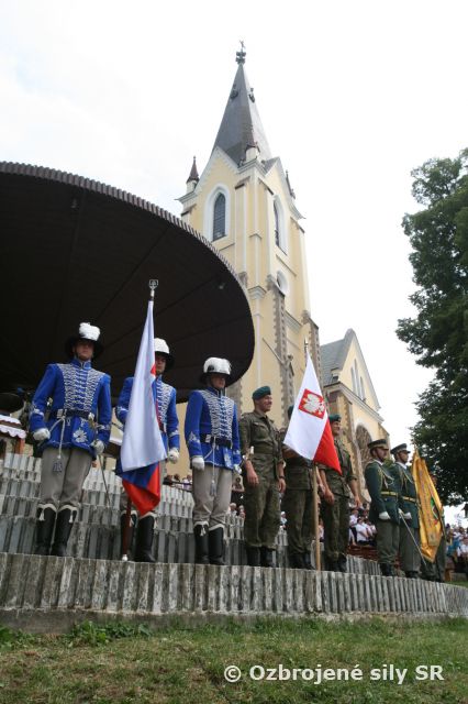 Vojaci troch armád vystúpili na Mariánsku horu