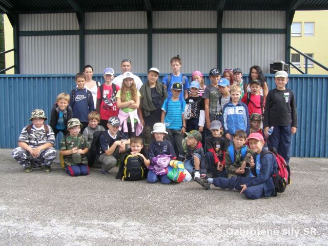 Detský tábor na návšteve 11. mechanizovaného práporu