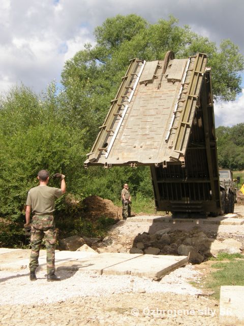 Ženisti položili most v Chmiňanoch