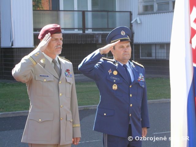 Veliteľstvo posádky BA pri vojenských poctách dezignovanému NGŠ Armády ČR