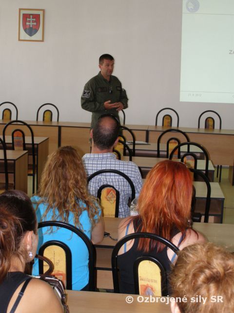 Poslucháči Akadémie policajného zboru navštívili vrtuľníkové krídlo