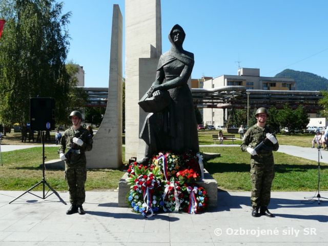 Kladenie vencov príslušníkmi VÚ 1115 pri príležitosti 68. výročia SNP