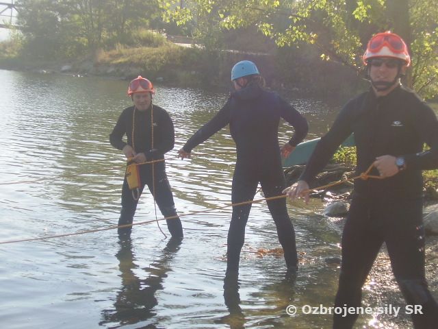 Vrtuľníkovému krídlu pribudli inštruktori povodňovej záchrannej služby